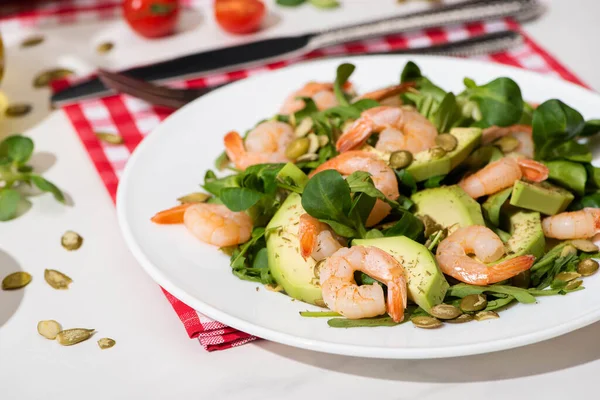 Salade Verte Fraîche Avec Crevettes Avocat Sur Assiette Serviette Carreaux — Photo