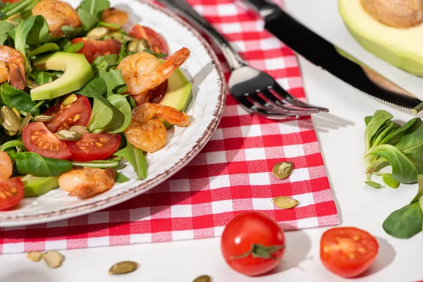 Close View Fresh Green Salad Shrimps Avocado Plate Cutlery Plaid — Stock Photo, Image