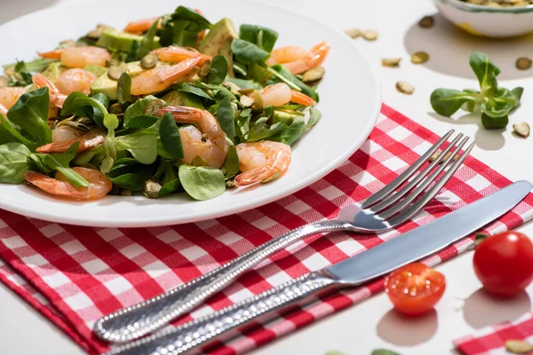 Salade Verte Fraîche Aux Crevettes Avocat Sur Assiette Près Des — Photo