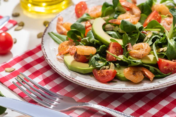 Selective Focus Fresh Green Salad Shrimps Avocado Plate Cutlery Plaid — Stock Photo, Image