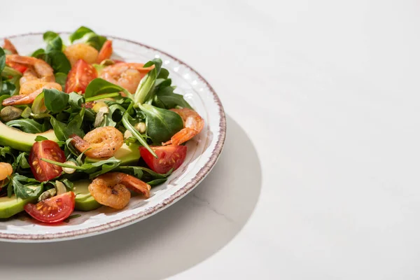 白を基調としたお皿にエビとアボカドがのった新鮮なグリーンサラダ — ストック写真