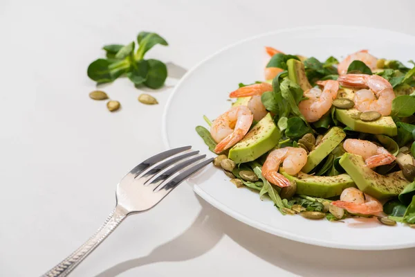 Selektiv Fokus Frisk Grøn Salat Med Rejer Avocado Plade Nær - Stock-foto