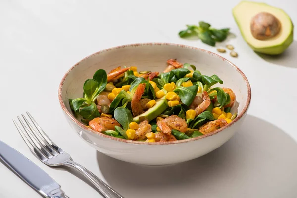 Selective Focus Fresh Green Salad Corn Shrimps Avocado Plate Cutlery — Stock Photo, Image