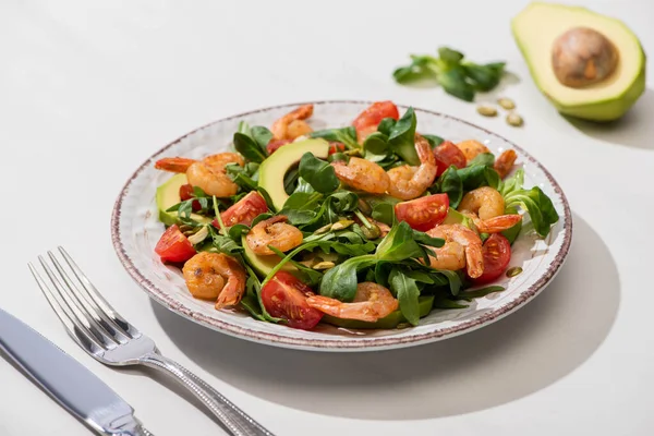 Selective Focus Fresh Green Salad Shrimps Avocado Plate Cutlery White — Stock Photo, Image