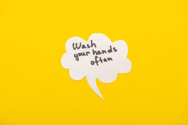 верхний вид пузырьков речи с мытьем рук буквы на желтом фоне
