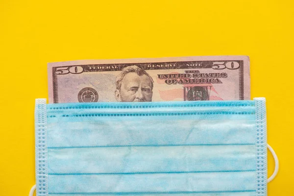Pohled Shora Dolarové Bankovky Lékařské Masky Žlutém Pozadí — Stock fotografie