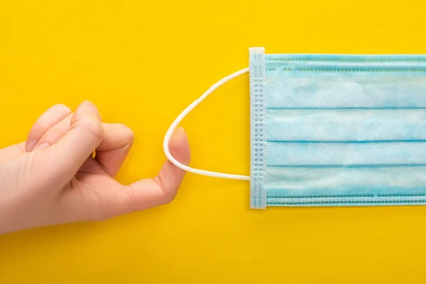 Vista Cortada Mulher Segurando Máscara Médica Fundo Amarelo — Fotografia de Stock