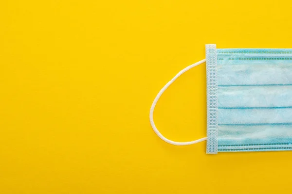 Vista Dall Alto Della Maschera Medica Sfondo Giallo — Foto Stock