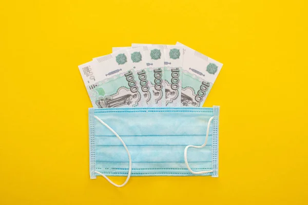 Górny Widok Rosyjskich Banknotów Maski Medycznej Żółtym Tle — Zdjęcie stockowe