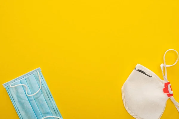 Vista Dall Alto Maschere Mediche Sicurezza Sfondo Giallo — Foto Stock