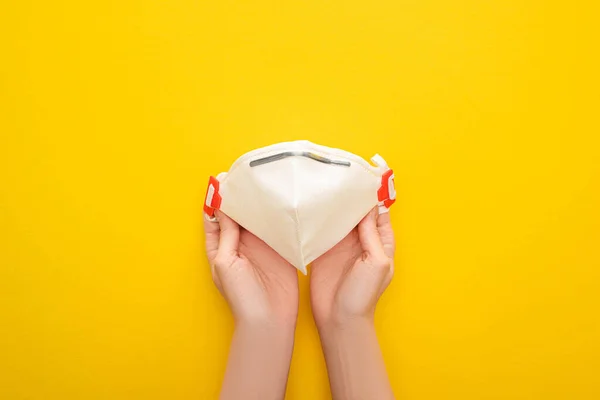 Visão Parcial Mulher Segurando Máscara Segurança Fundo Amarelo — Fotografia de Stock