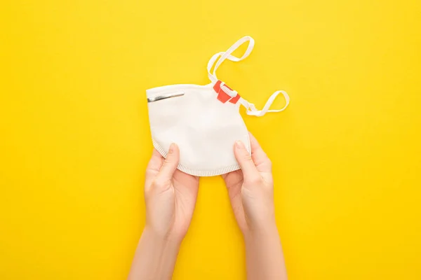 Visão Parcial Mulher Segurando Máscara Segurança Fundo Amarelo — Fotografia de Stock