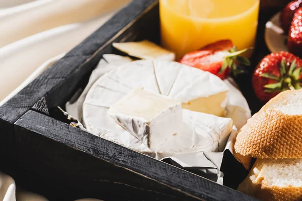 Vista Perto Café Manhã Francês Com Camembert Suco Laranja Morangos — Fotografia de Stock