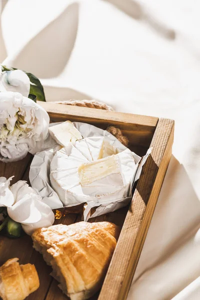 クロワッサンでフランスの朝食を間近で見ることができます 牡丹と質感の白い布の上に木のトレイ上のCamembert — ストック写真