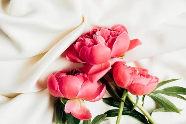 Vue Haut Bouquet Pivoines Roses Sur Toile Blanche — Photo