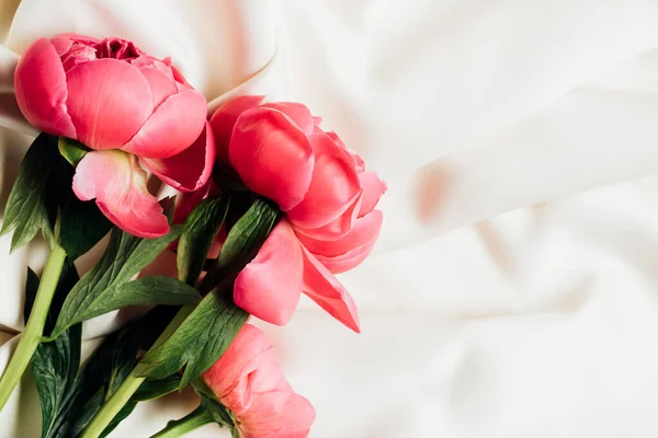 Bovenaanzicht Van Boeket Roze Pioenrozen Witte Doek — Stockfoto