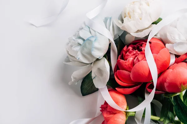 Bovenaanzicht Van Roze Witte Pioenrozen Met Lint Witte Achtergrond — Stockfoto