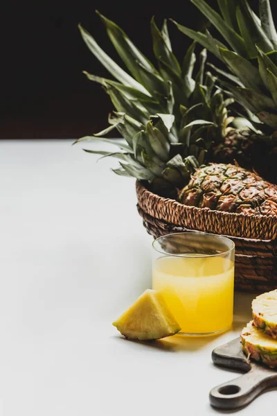 Färsk Ananasjuice Glas Nära Läcker Frukt Korg Vit Yta Isolerad — Stockfoto