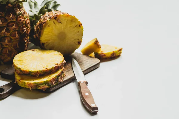 Corte Fresco Deliciosas Piñas Tabla Cortar Madera Con Cuchillo Sobre —  Fotos de Stock