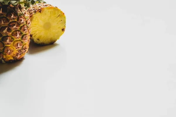 Corte Fresco Deliciosos Abacaxis Fundo Branco — Fotografia de Stock