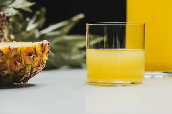 Taze Ananas Suyunun Seçici Odak Noktası Siyah Arka Planda Beyaz — Stok fotoğraf