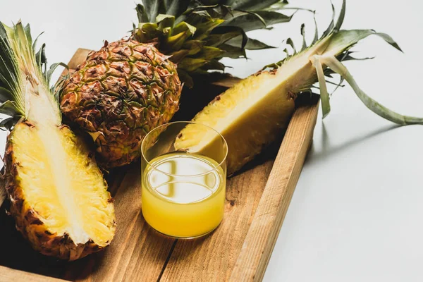 Suco Abacaxi Fresco Cortar Frutas Deliciosas Bandeja Madeira Fundo Branco — Fotografia de Stock