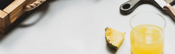 新鮮なパイナップルジュースと木のトレイにおいしい果物をカットし 白い背景にナイフでボードを切断 パノラマの向き — ストック写真