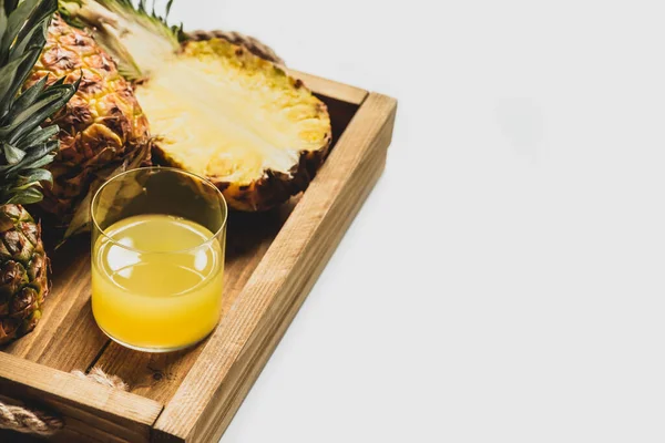 Suco Abacaxi Fresco Cortar Frutas Deliciosas Bandeja Madeira Fundo Branco — Fotografia de Stock