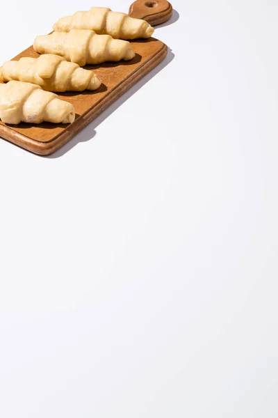 Croissants Crus Placa Corte Madeira Fundo Branco — Fotografia de Stock