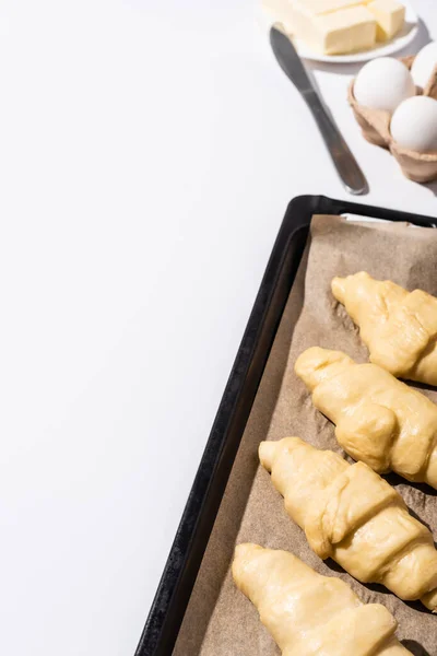 Foco Seletivo Croissants Crus Assadeira Perto Manteiga Ovos Faca Fundo — Fotografia de Stock