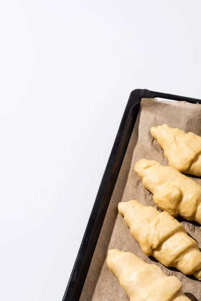 Cruasanes Crudos Bandeja Para Hornear Aislados Sobre Fondo Blanco — Foto de Stock