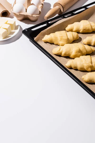 Foyer Sélectif Croissants Crus Sur Plaque Cuisson Près Rouleau Pâtisserie — Photo