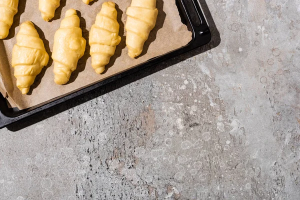 Bovenaanzicht Van Ongekookte Croissants Bakplaat Betonnen Grijs Oppervlak — Stockfoto