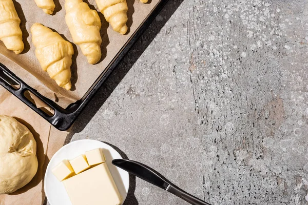 Draufsicht Auf Ungekochte Croissants Auf Backblech Neben Teig Und Butter — Stockfoto