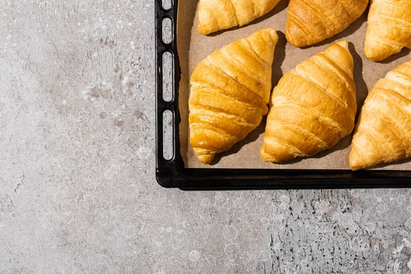 Felülnézet Sült Finom Croissant Sütő Tálcán Betonszürke Felületen — Stock Fotó