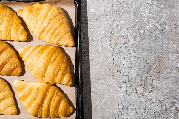 Felülnézet Sült Finom Croissant Sütő Tálcán Betonszürke Felületen — Stock Fotó