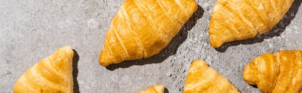Draufsicht Auf Frisch Gebackene Croissants Auf Betongrauer Oberfläche Panoramaaufnahme — Stockfoto