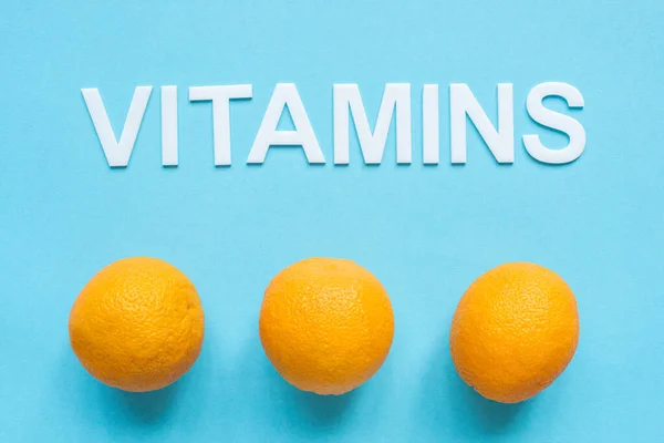 Top View Ripe Oranges Word Vitamins Blue Background — Stock Photo, Image