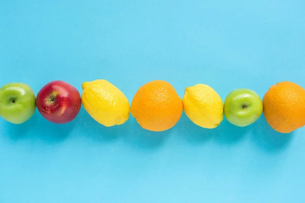 Vue Dessus Des Fruits Mûrs Ligne Sur Fond Bleu — Photo