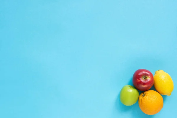 Ovanifrån Mogna Frukter Blå Bakgrund — Stockfoto