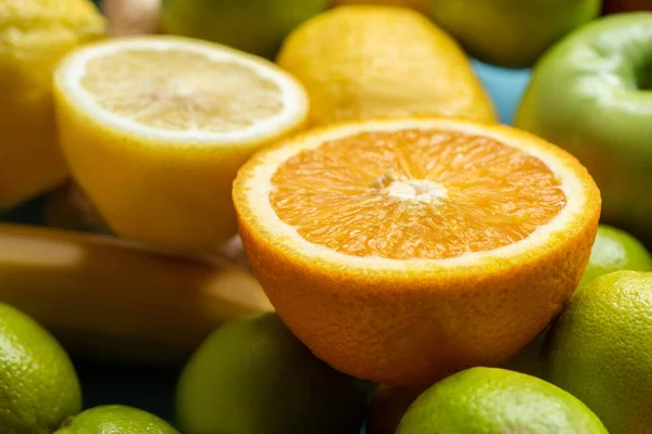 Vista Cerca Las Mitades Naranja Limón Las Frutas — Foto de Stock