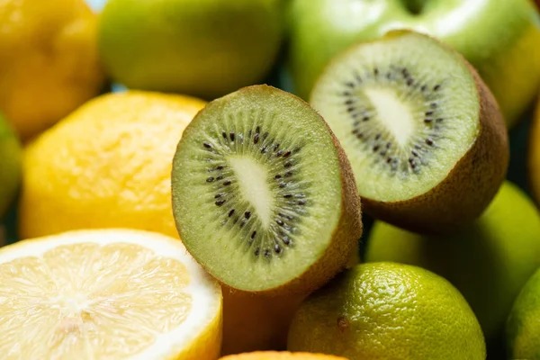 Close View Kiwi Halves Lemons Limes — Stock Photo, Image