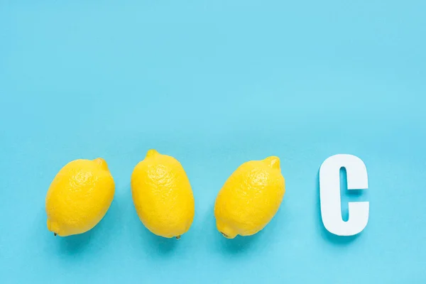 Top View Ripe Yellow Lemons Letter Blue Background — Stock Photo, Image