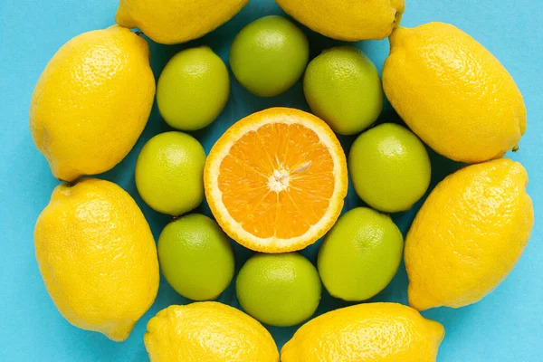 Top View Ripe Yellow Lemons Orange Limes Arranged Circles Blue — Stock Photo, Image