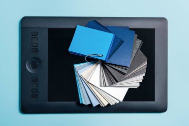 Mavi yüzeydeki grafik tabletindeki renk örneklerinin üst görünümü
