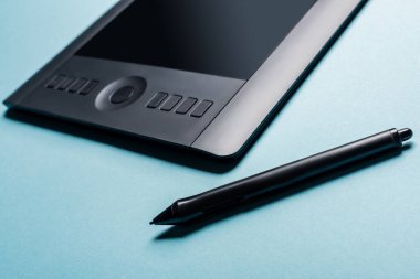 Mavi arkaplan üzerindeki stil ve grafik tabletinin görünümünü kapat