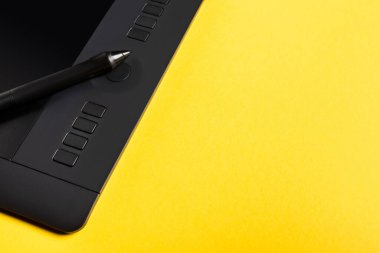 Sarı arkaplan üzerindeki grafik tabletinde stilus görünümünü kapat