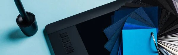 Ausschnitt Von Stylus Grafik Tablet Und Farbtupfern Auf Blauem Hintergrund — Stockfoto
