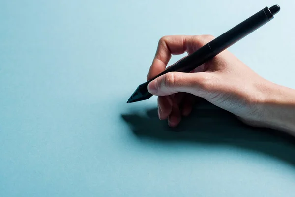 Ausgeschnittene Ansicht Des Designers Mit Stift Des Grafiktablets Auf Blauem — Stockfoto