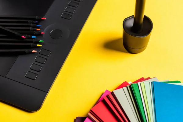 Vue Rapprochée Des Échantillons Couleur Des Tablettes Graphiques Des Crayons — Photo